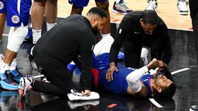 ▲快艇喬治（Paul George）因右膝扭傷，將休息2至3週後才能重新評估。（圖／翻攝自NBA Central推特）