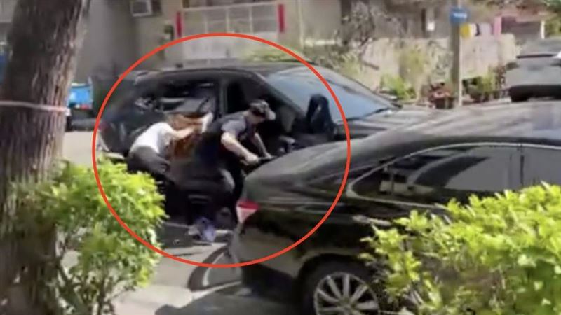 法院外前男友大膽砸車！她尖叫摔飛出車外