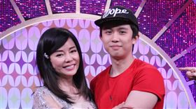 狄鶯、孫安佐近日上年代《MUCH金點秀》，展現母子默契。圖／年代提供