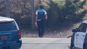 美國，快遞員使命必達，闖入槍戰現場送貨，特警傻眼，(圖／翻攝自抖音)