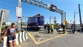 台鐵平交道，斗南到大林站，平交道，大貨車機車追撞，女騎士慘死，雙線中斷(圖／翻攝畫面)