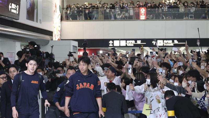日本隊榮耀歸國　現場擠爆逾千名球迷接機