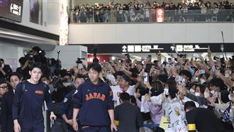 日本隊榮耀歸國　現場擠爆逾千名球迷接機