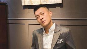 鳳梨真性情的台客風格，讓不少網友十分喜愛。(圖/翻攝自鳳梨IG)