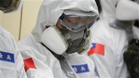 化學兵搭乘捷運　通勤途中閉眼小憩國軍化學兵5月31日搭乘捷運展開消毒任務，途中利用時間閉眼小憩。中央社記者游凱翔攝　110年6月1日