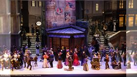 終於來到2023小澤征爾音樂塾的首演日，也終於能夠公開這次《波希米亞人》的華麗佈景：首圖就是第二幕升起時觀眾能看到的景象——摩慕斯咖啡館外的巴黎街頭，合唱團員被分為眾多角色，展現出熱鬧無比的耶誕夜，即便是冷靜的日本觀眾，在幕啟時也不禁發出一些興奮的耳語：畢竟誰不會讚嘆這個佈景設計呢！