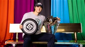 ▲大谷翔平三振楚奧特（Mike Trout）後，丟掉手套和帽子迎接隊友們的簇擁。（圖／翻攝自MLB Japan）