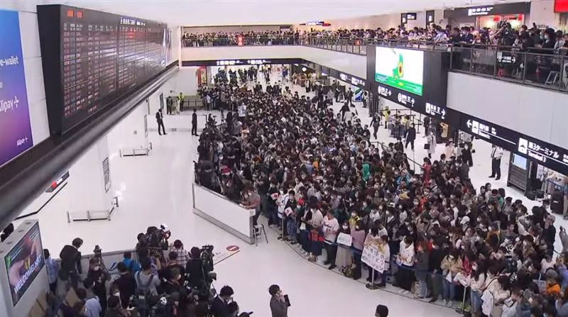 日本隊凱旋歸國　千人塞爆成田機場畫面曝