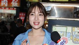 「炒飯妹」林彤23日晚間現身寧夏夜市和粉絲炒飯見面會。（圖／記者邱榮吉拍攝）