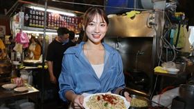 「炒飯妹」林彤23日晚間現身寧夏夜市炒飯和粉絲見面會。（圖／記者邱榮吉拍攝）