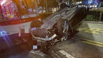 賓士自撞分隔島再撞公車　酒測值高達1.23