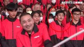 侯友宜出席112年全國原住民族運動會授旗儀式授旗時揮旗打到小朋友。