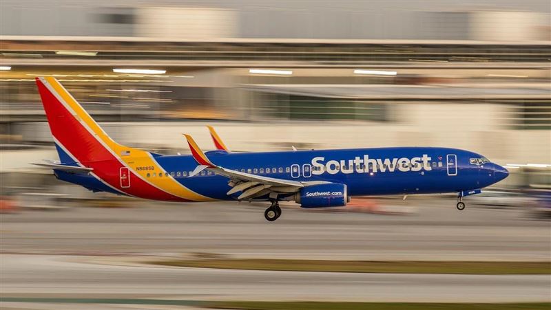 西南航空一架班機為了閃避來機突然俯衝，導致2名空服員受傷、乘客也被拋離座位。（圖／翻攝自Southwest Airlines臉書）