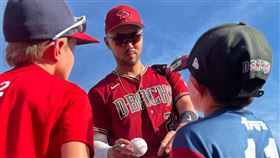 台灣捕手林家正春訓支援大聯盟效力亞利桑那響尾蛇小聯盟的台灣捕手林家正（中）日前在春訓支援大聯盟熱身賽，在場邊為球迷簽名。（Fox提供）中央社記者林宏翰亞利桑那傳真  111年4月2日