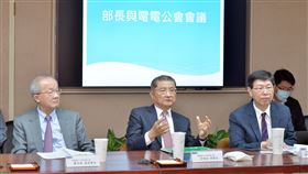 電電公會於近日前往經濟部拜會，由理事長李詩欽（中）偕同、監事會召集人劉揚偉（右）、副理事長廖伯熙（左）及理監事等一行16人，針對產業、能源、電動車發展、國產電芯產業鏈及重電機產業等議題提出多項建言。（圖／電電公會提供）