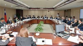 電電公會於近日前往經濟部拜會，由理事長李詩欽（中）偕同、監事會召集人劉揚偉（右）、副理事長廖伯熙（左）及理監事等一行16人，針對產業、能源、電動車發展、國產電芯產業鏈及重電機產業等議題提出多項建言。（圖／電電公會提供）