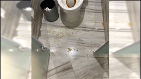 入住五星級飯店！他一沖馬桶「慘遭糞水噴全身」　飯店送1盤水果道歉▲（圖／翻攝自微博）