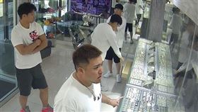 山川穗高等人逛珠寶店。（圖／翻攝自grimaljewelry IG ）