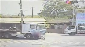 雲林斗六，母女騎腳踏車，雙載，聯結車輾斃(圖／翻攝畫面)