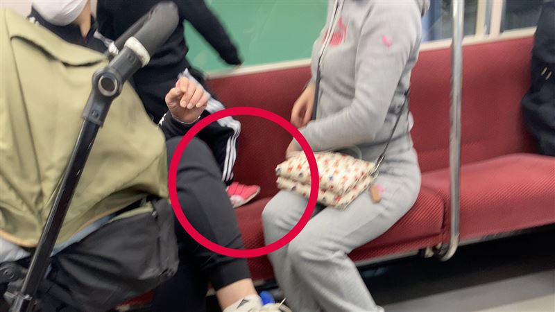 穿鞋孩踩日電車椅　日人勸阻被嗆1句氣炸