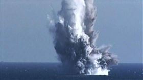 北韓軍方進行「無人核攻擊潛艇試驗」。（圖／翻攝自微博）