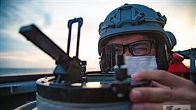 田單軍艦官兵操作方位圈 確認目標方向17日是漢光演習最後一天，海軍田單艦進行演練，官兵操作方位圈觀測，確認目標方位。（軍聞社提供）中央社記者游凱翔傳真 110年9月17日