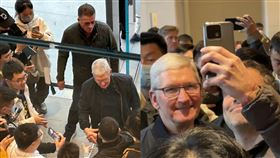庫克突襲中國Apple店！路人拿「小米手機」合照　表情曝光全場笑翻（圖／翻攝自微博）