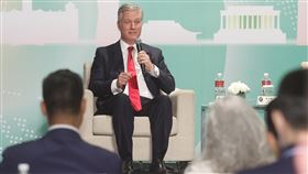 前白宮國安顧問歐布萊恩訪團記者會（3）美國智庫「全球台灣研究中心」（GTI）「美台關係工作小組」訪問團記者會24日下午在台北君悅酒店舉行，美國前白宮國家安全顧問歐布萊恩（Robert O'Brien）（後）接受媒體提問。中央社記者張新偉攝  112年3月24日