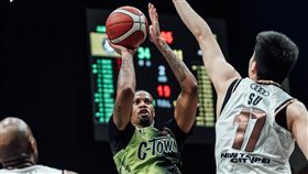 夢想家洋將麥卡洛繳出23分、23籃板領軍擊敗前東家。（圖／台新夢想家提供）