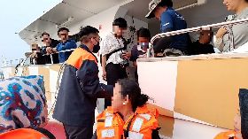 日月潭載客遊艇卡淤泥擱淺 救生艇接駁