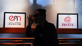 成人產業受外界歧視，謎片攝影師老頭揭「男、女優巨大壓力」。（圖／記者邱榮吉拍攝）