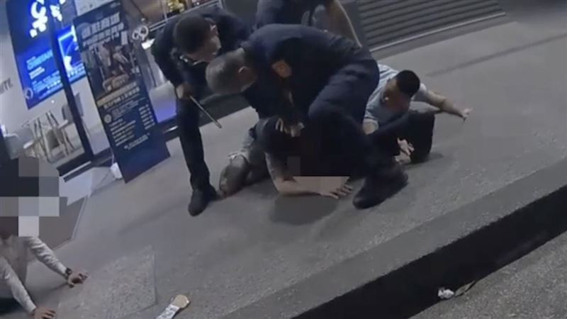 男掌摑路人爆13人亂鬥！警開2槍全秒趴下