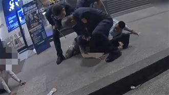 男掌摑路人爆13人亂鬥！警開2槍全秒趴下