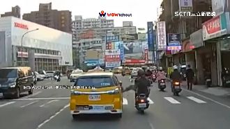 遭小黃惡意側撞　騎士「出腳踹車」反擊