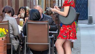 台灣服務費收啥意思？內行人點出老闆盤算