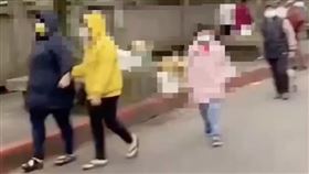 ▲台北市信義區日前一名8名女童和爸媽到松山奉天宮拜拜時，不慎與家人走失，小女孩見到員警，立即上前求助，也忍不住淚崩。員警不斷安撫「不哭不哭，眼淚是珍珠」、之後路過民眾告知有人在找小孩，員警立即帶著小女孩前往，果人小女孩看到媽媽，衝上前緊緊抱住，嚎啕大哭。做媽媽的頻頻向員警道謝，結束一場驚魂記。（圖／翻攝畫面）