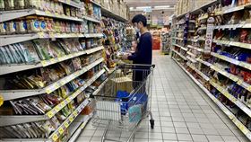 2月CPI年增2.43%（1）根據行政院主計總處統計，今年1月CPI受春節因素影響，年增率大漲，外界擔憂通膨再次升溫；7日最新公布的2月CPI年增率為2.43%，漲幅回落，主計總處說明，今年農曆春節較去年提前所產生的暫時性漲價因素至2月已消退，因而抵銷部分漲幅。圖為民眾在高雄市鳳山區一家大賣場購物。中央社記者董俊志攝  112年3月7日