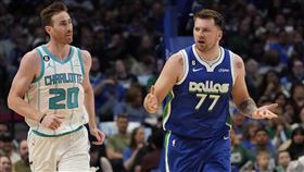 ▲東契奇（Luka Doncic）轟34分10籃板8助攻，獨行俠不敵沒有季後賽機會的黃蜂。（圖／美聯社／達志影像）