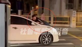 情侶爆口角！他「肉身擋車」哭求女友別走