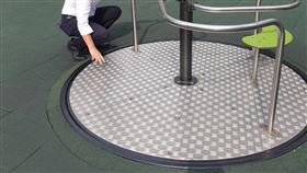 ▲新北市議員陳明義到五股芳洲公園勘查，發現互動旋轉盤底座為金屬製，天熱讓底盤變燙。有小孩子因此從玩轉盤時摔倒，結果被2度燙傷。（圖／翻攝自陳明義臉書粉專）