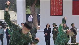 蔡總統視導陸軍52工兵群操演（2）總統蔡英文（後右4）25日上午赴嘉義視導陸軍52工兵群操演，圖為官兵展演綜合格鬥戰技，在近身接敵時，有解脫反擒的能力。中央社記者王飛華攝  112年3月25日