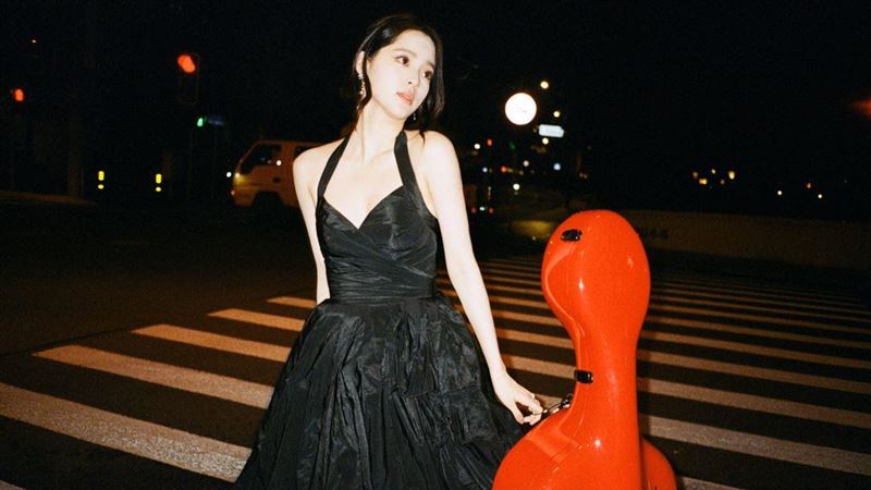 歐陽娜娜紅毯出圖沒輸過！深V露背轉大人