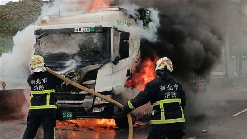 聯結車爆胎硬要開　車頭瞬間陷入火海