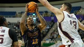 ▲霍華德（Dwight Howard）繳出20分13籃板。（圖／T1聯盟提供）