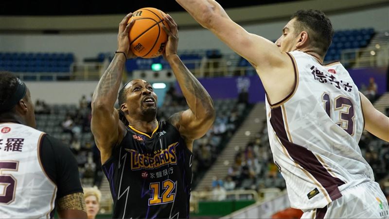 霍華德、艾夫伯合飆54分　雲豹新主帥首勝