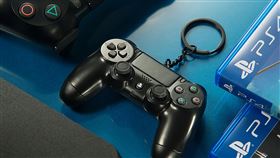 限量PS4手把造型悠遊卡悠遊卡公司宣布取得授權，將推出遊戲主機PS4的手把DS4造型悠遊卡，感應時還會發出藍光，限量2萬8000個，電玩迷可把握機會收藏，6月3日開放預購。（悠遊卡公司提供）中央社記者陳怡璇傳真 109年5月29日
