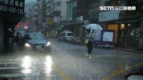 大雨,雨彈,大雨特報,下雨（圖／記者邱榮吉攝）