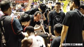 ▲高雄17直播鋼鐵人迎戰臺北富邦勇士，總教練鄭志龍講解戰術。（圖／記者劉彥池攝影）