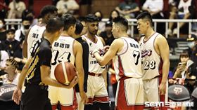 ▲高雄17直播鋼鐵人迎戰臺北富邦勇士，林書豪和隊友講解戰術。（圖／記者劉彥池攝影）