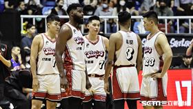 ▲高雄17直播鋼鐵人迎戰臺北富邦勇士，林書豪聚集隊友溝通。（圖／記者劉彥池攝影）